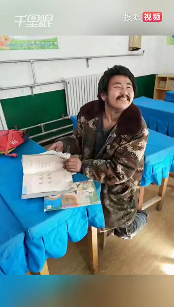 ชายพิการเก็บขวดขายบริจาคเงินช่วยนักเรียน