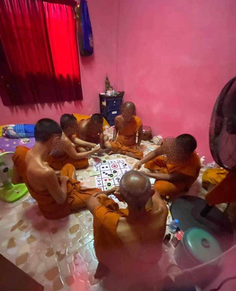 เพจดังแฉภาพคาตา พระล้อมวงนั่งเล่นไฮโลกลางวัด