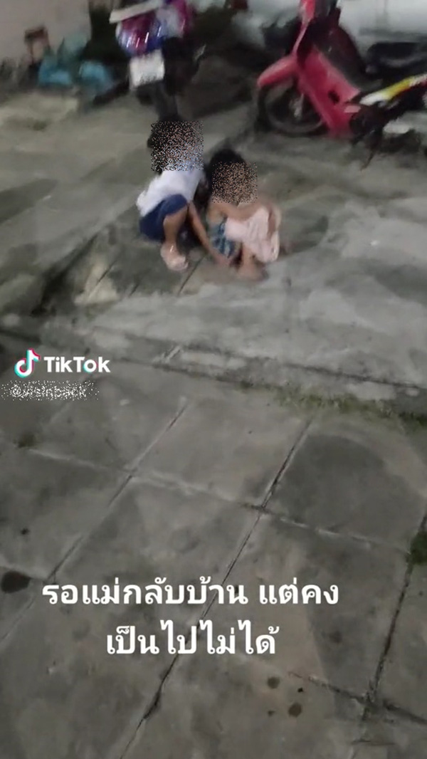 ลูกน้อยนั่งรอแม่กลับบ้าน พ่อพูดทั้งน้ำตา 