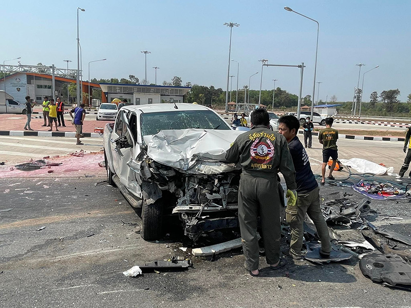 หมอสาวเพิ่งออกเวร ขับรถกลับบ้าน พุ่งข้ามเลนชนกระบะ