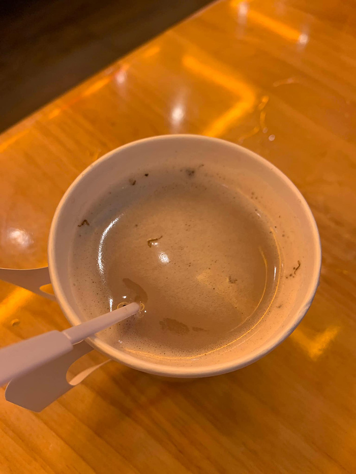 อวสานบุฟเฟ่ต์ สาวกินสุกี้ร้านดัง เจออะไรลอยในไอศกรีม 