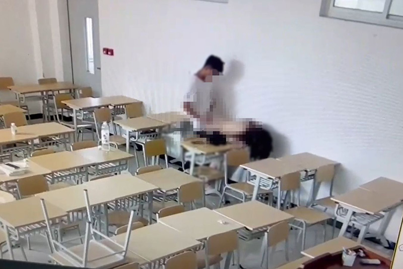 ฉาวว่อน คู่รักใจกล้า ดอดจู๋จี๋กันในห้องเรียน 