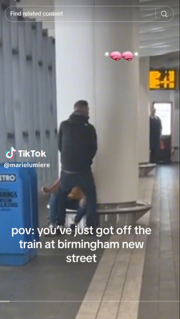 คู่รักเกินห้ามใจ นั่งกินบวบกันฟิน ๆ ริมชานชาลา โจ๋งครึ่มรับยามเช้าจนคนตะลึง