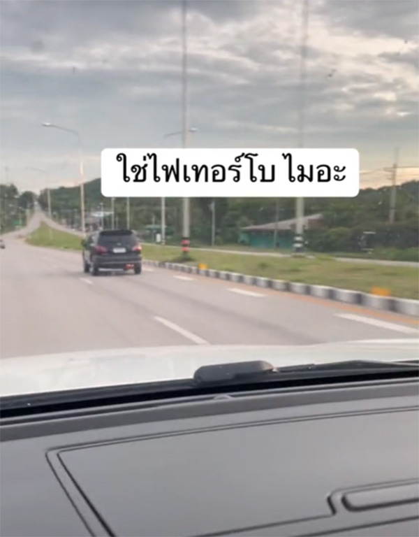 ระทึกกันทั้งถนน ขับรถอยู่ดี รถคันหน้าไฟลุกท่อพรึ่บ นึกว่าติดเทอร์โบ 