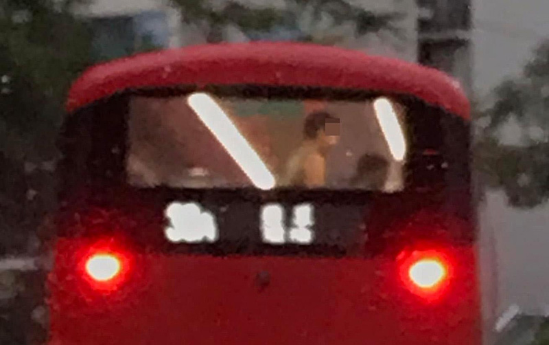 ถ่ายภาพวันฝนพรำ โผล่ภาพชายหญิงบนรถบัส ถกสนั่น