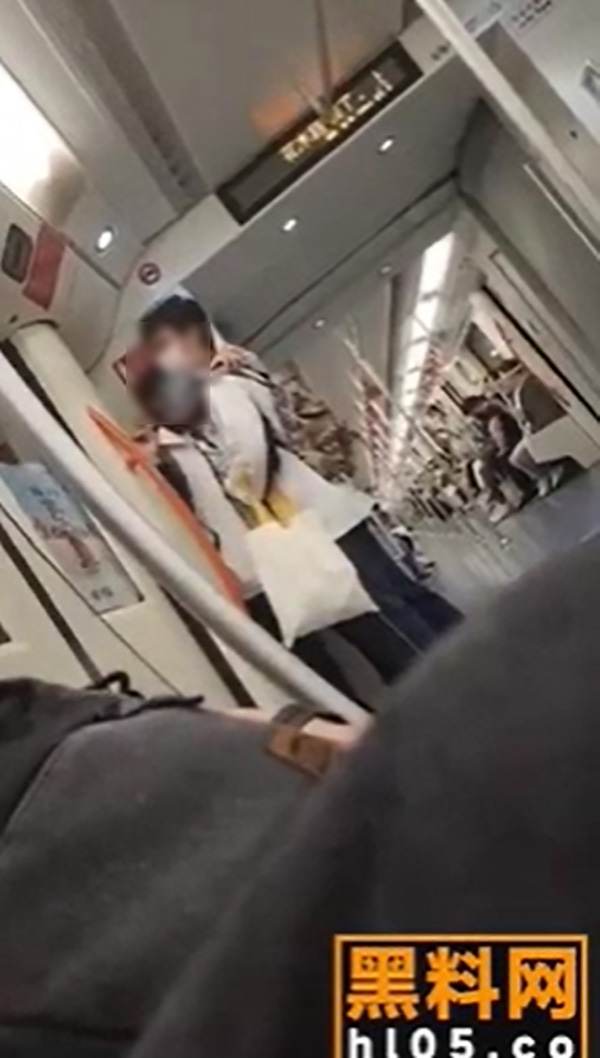 คู่รักยืนเบียดบนรถไฟ