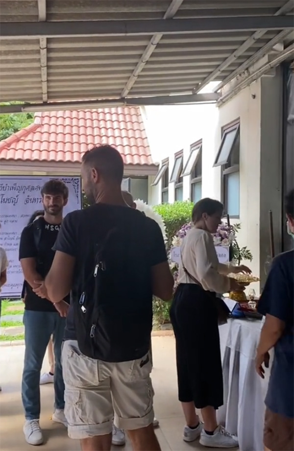 ฝรั่งหลงเข้างานศพ