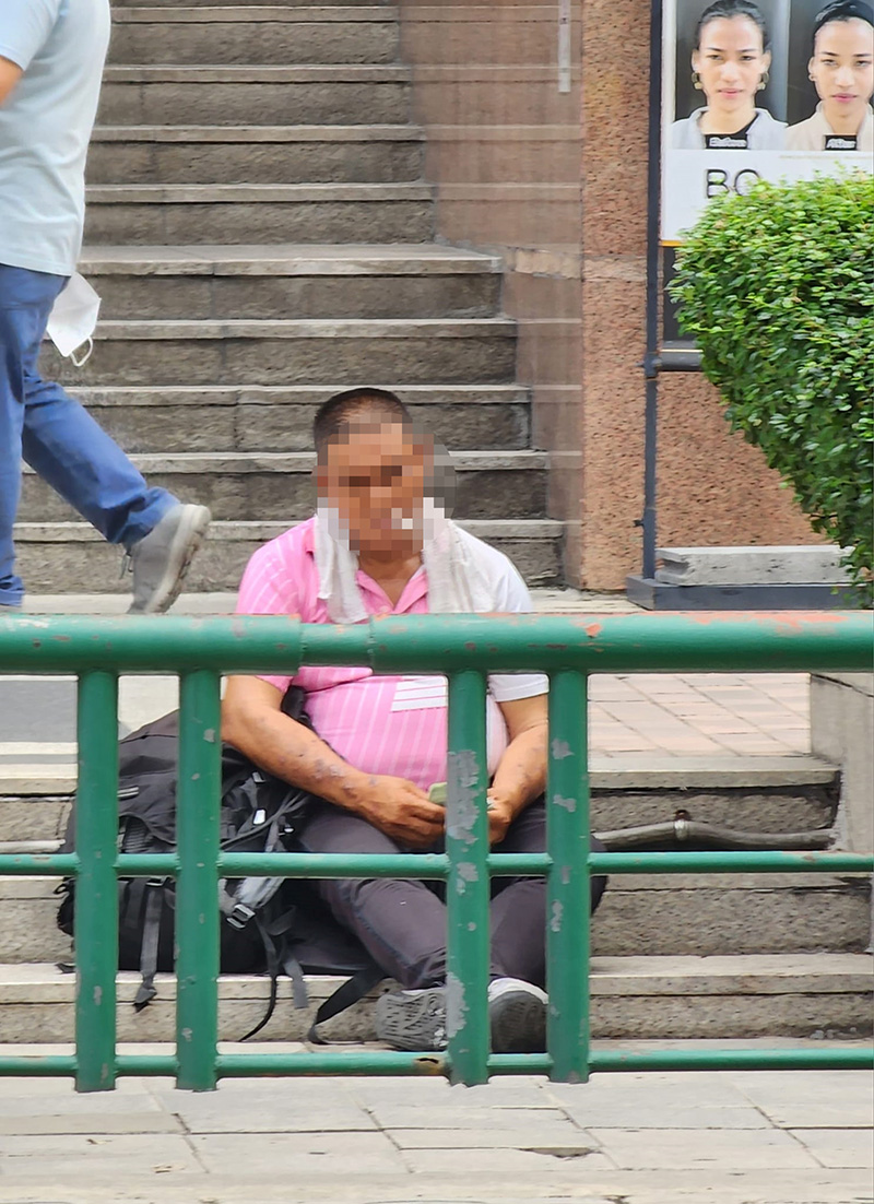 ชายแกล้งตาบอด