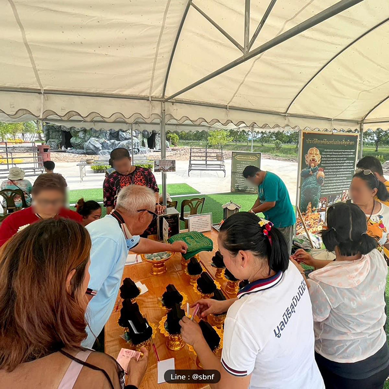 ประชาชนบูชาเทพสี่หูห้าตา