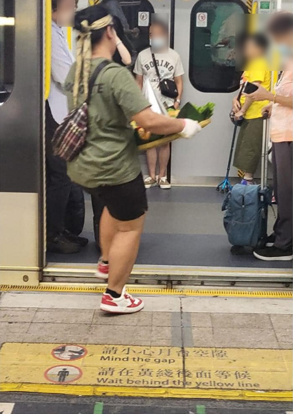 แบกอาหารทั้งถาดขึ้นรถไฟฟ้า