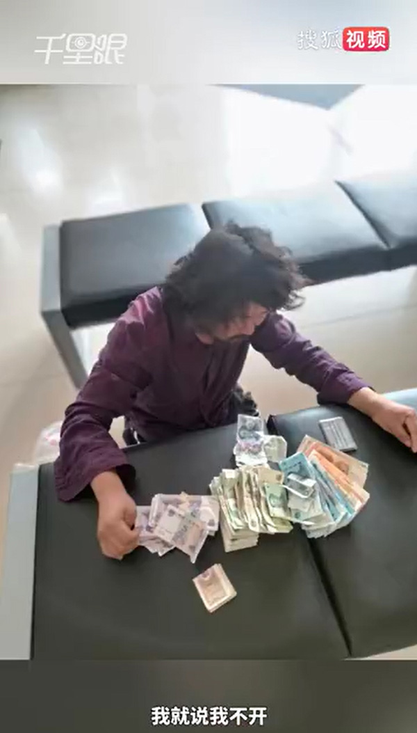 ชายพิการเก็บขวดขายบริจาคเงินช่วยนักเรียน