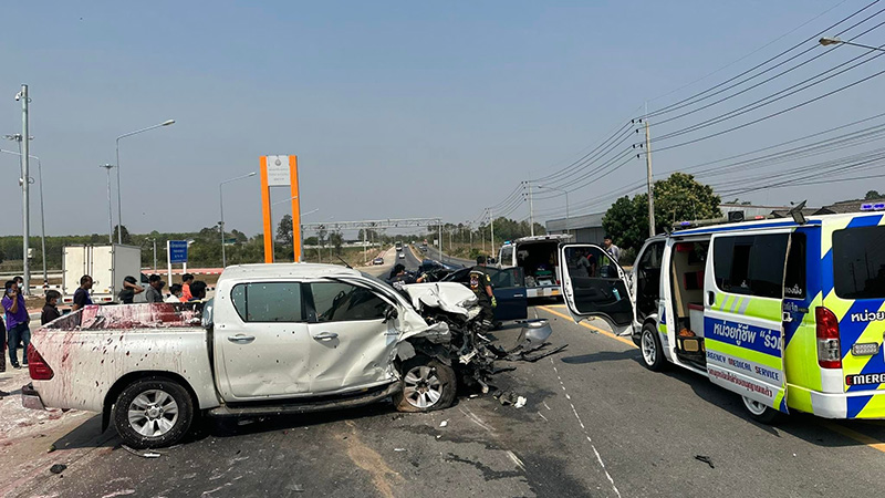 หมอสาวเพิ่งออกเวร ขับรถกลับบ้าน พุ่งข้ามเลนชนกระบะ