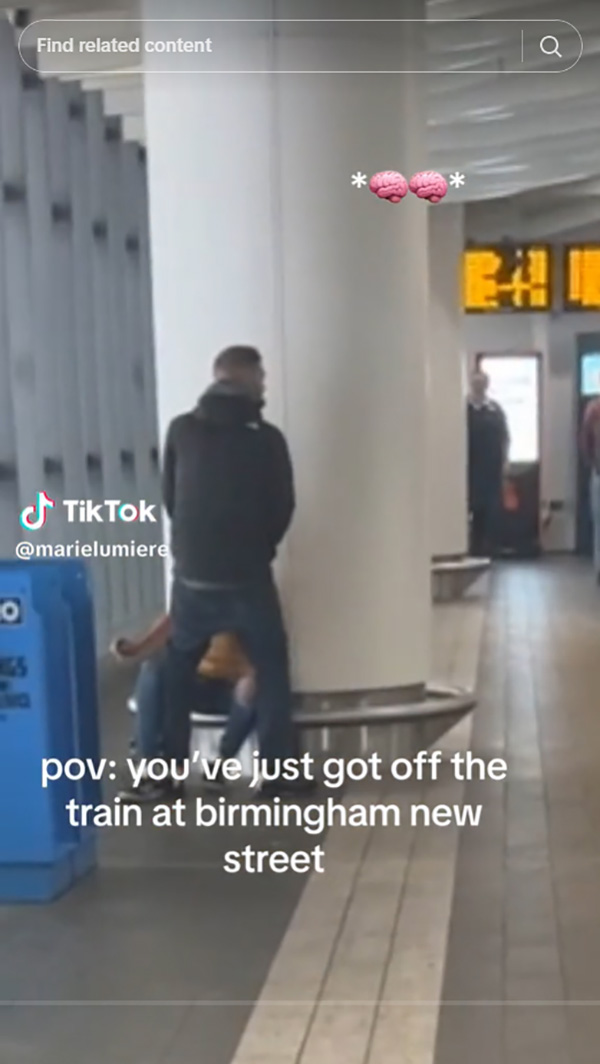 คู่รักเกินห้ามใจ นั่งกินบวบกันฟิน ๆ ริมชานชาลา โจ๋งครึ่มรับยามเช้าจนคนตะลึง