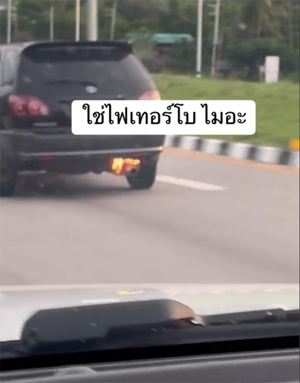 ระทึกกันทั้งถนน ขับรถอยู่ดี รถคันหน้าไฟลุกท่อพรึ่บ นึกว่าติดเทอร์โบ 