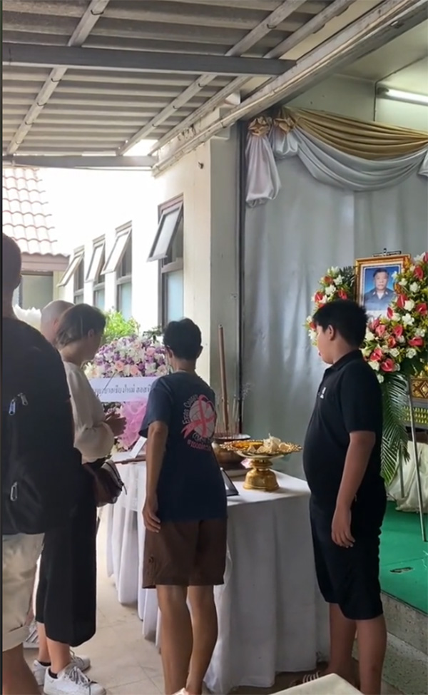 ฝรั่งหลงเข้างานศพ