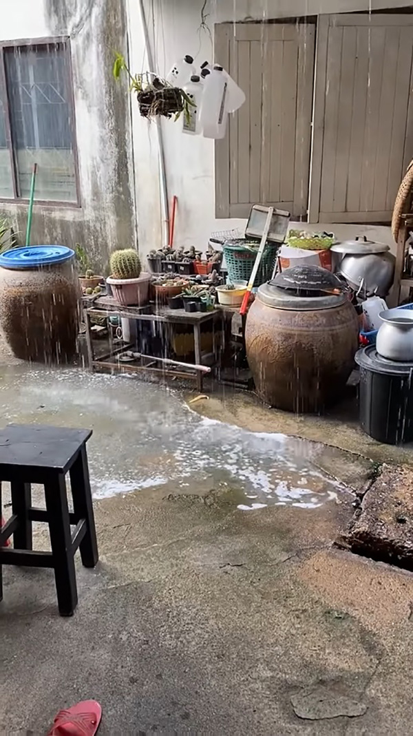 เพื่อนบ้านเทน้ำทิ้งจากชั้น 2