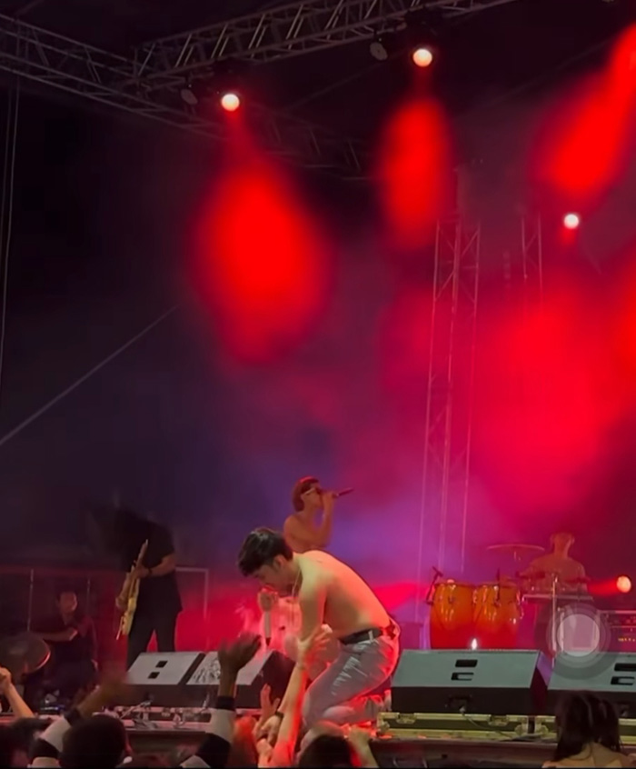 คลิปนักร้อง เอิร์ธ ฟิวเจอร์แบนด์ ถูกคนดูเอาน้ำสาดใส่หน้า