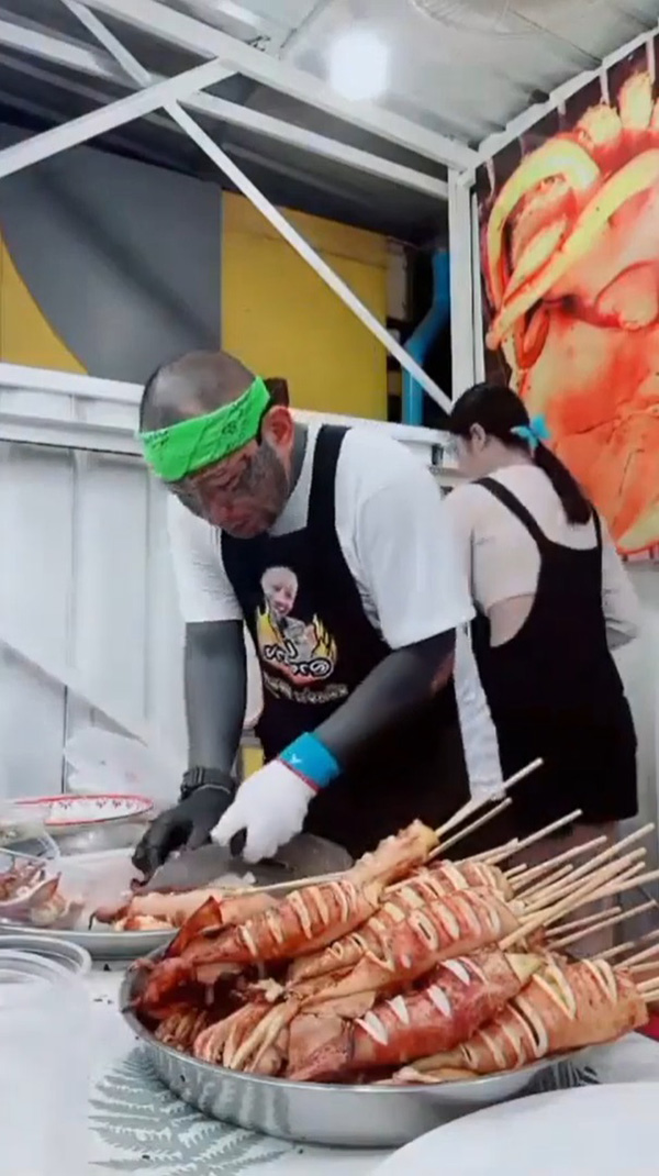 เก่ง ลายพราง ขายหมึกย่างได้วันละแสนรวยจุก 