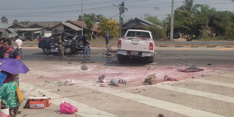 หมอสาวเพิ่งออกเวร ขับรถกลับบ้าน พุ่งข้ามเลนชนกระบะ