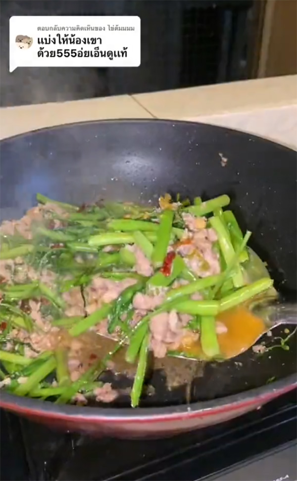 ห้องข้างบนทำผักบุ้งหล่นลงมา เกิดเป็นโมเมนต์อบอุ่นหัวใจ