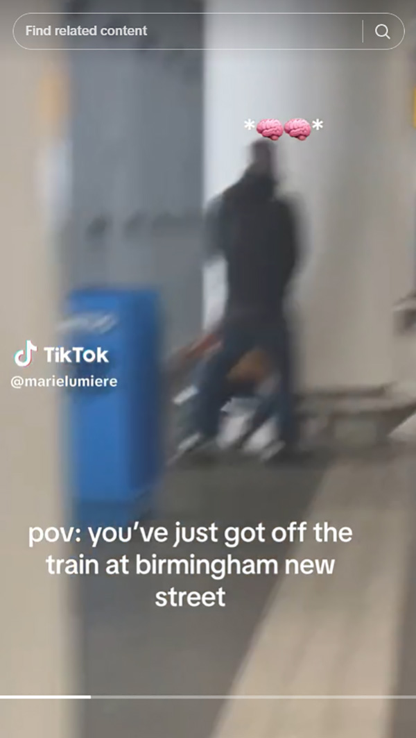 คู่รักเกินห้ามใจ นั่งกินบวบกันฟิน ๆ ริมชานชาลา โจ๋งครึ่มรับยามเช้าจนคนตะลึง