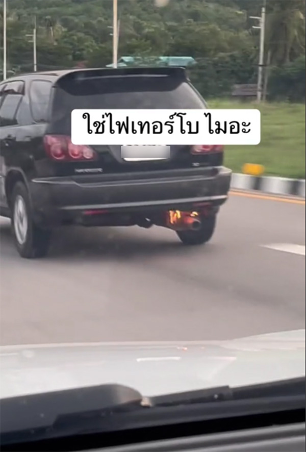 ระทึกกันทั้งถนน ขับรถอยู่ดี รถคันหน้าไฟลุกท่อพรึ่บ นึกว่าติดเทอร์โบ 