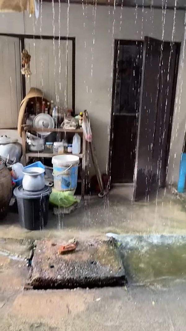 เพื่อนบ้านเทน้ำทิ้งจากชั้น 2