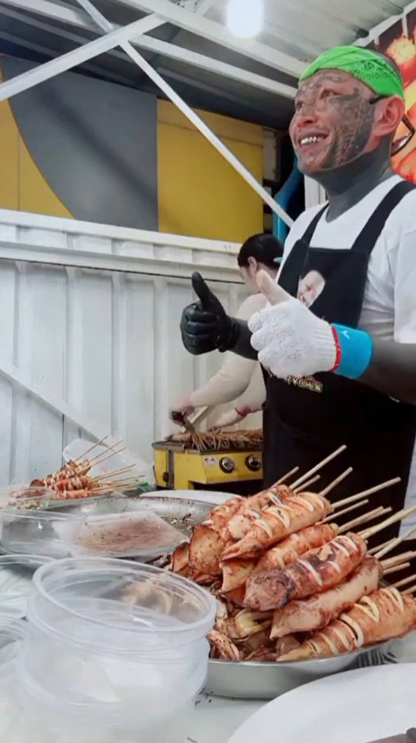 เก่ง ลายพราง ขายหมึกย่างได้วันละแสนรวยจุก 