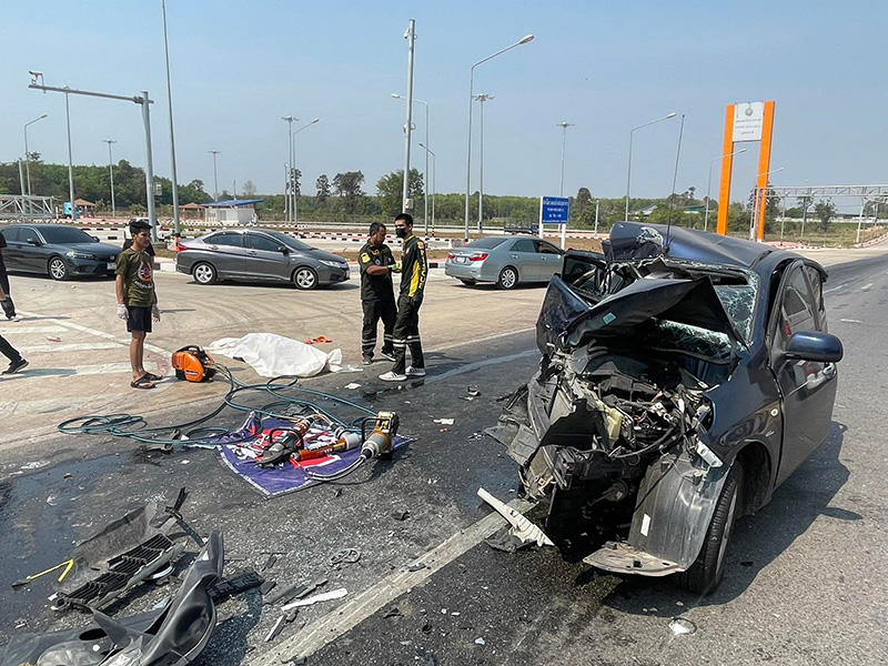 หมอสาวเพิ่งออกเวร ขับรถกลับบ้าน พุ่งข้ามเลนชนกระบะ