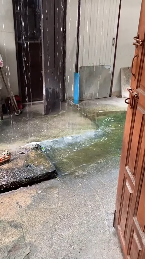 เพื่อนบ้านเทน้ำทิ้งจากชั้น 2