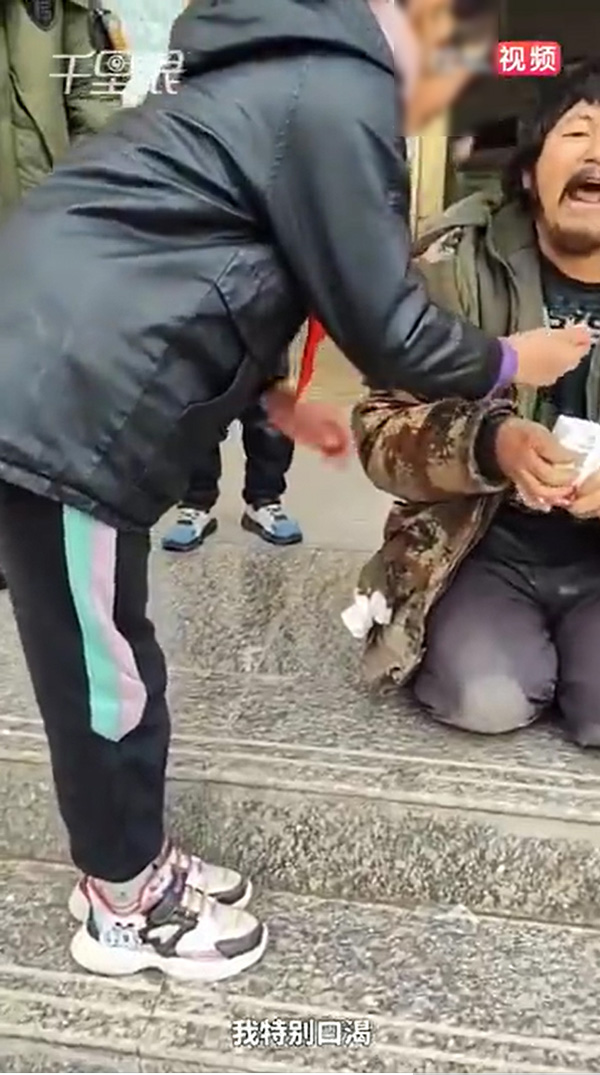 ชายพิการเก็บขวดขายบริจาคเงินช่วยนักเรียน