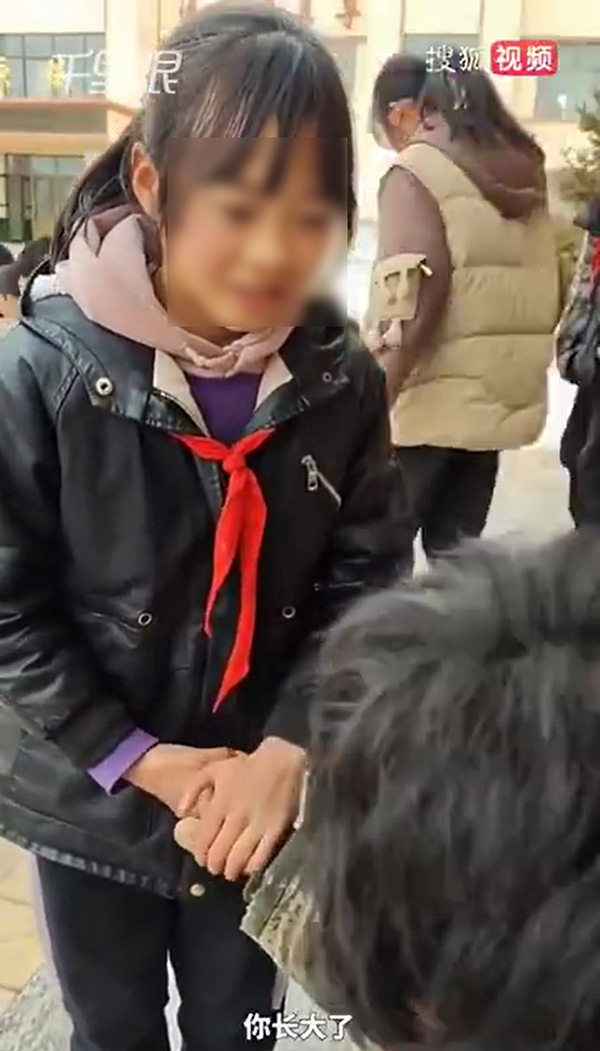 ชายพิการเก็บขวดขายบริจาคเงินช่วยนักเรียน