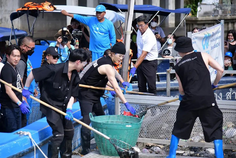 แจ็คสัน เจอ ชัชชาติ ลงเรือตักขยะด้วยกัน