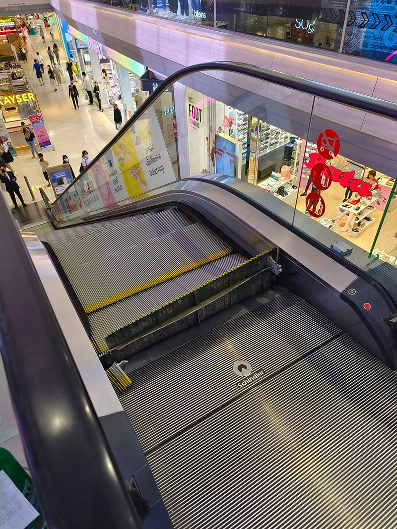 สุดช็อก คลิปนาทีระทึกบันไดเลื่อนห้างดังย่านบางนา ยุบตัวต่อหน้า 