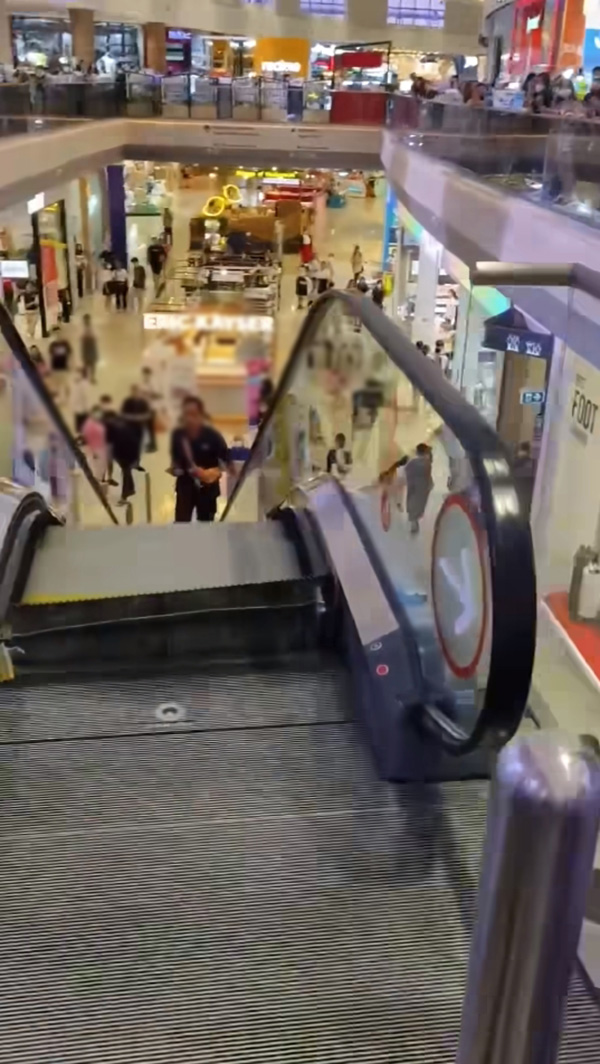 สุดช็อก คลิปนาทีระทึกบันไดเลื่อนห้างดังย่านบางนา ยุบตัวต่อหน้า 