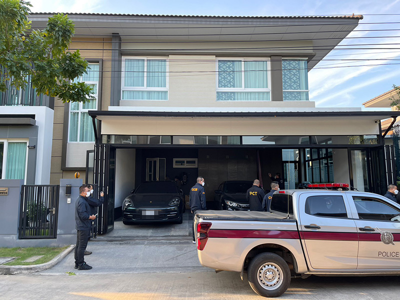 เม พรีมายา มอบตัวแล้ว หลัง ตร. บุกค้นบ้านตั้งค่าหัว 5 แสน 