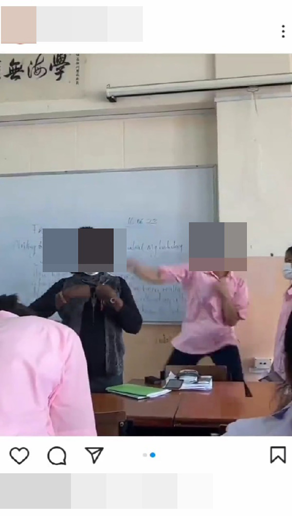 ดราม่า นร ไทย แกล้งครูผิวดำ ชูนิ้วกลาง ทำท่าจะต่อย จนครูหน้าเจื่อนทันตา 