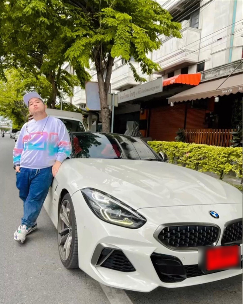 บุกรวบ เฮงเฮง ลูกชาย โป๊งเหน่ง เชิญยิ้ม โพสต์คลิปสาวเซ็กซี่ชวนเล่นพนันออนไลน์ 