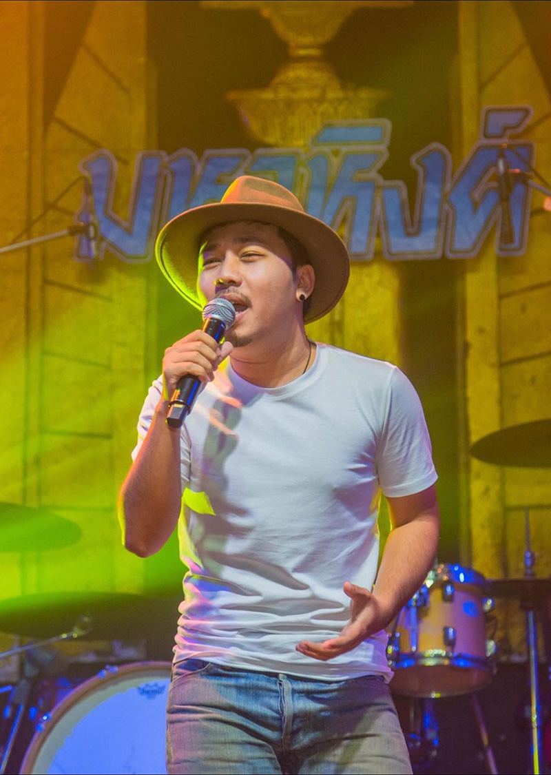 เอ มหาหิงค์ รถตู้ประสบอุบัติเหตุพลิกควํ่า 