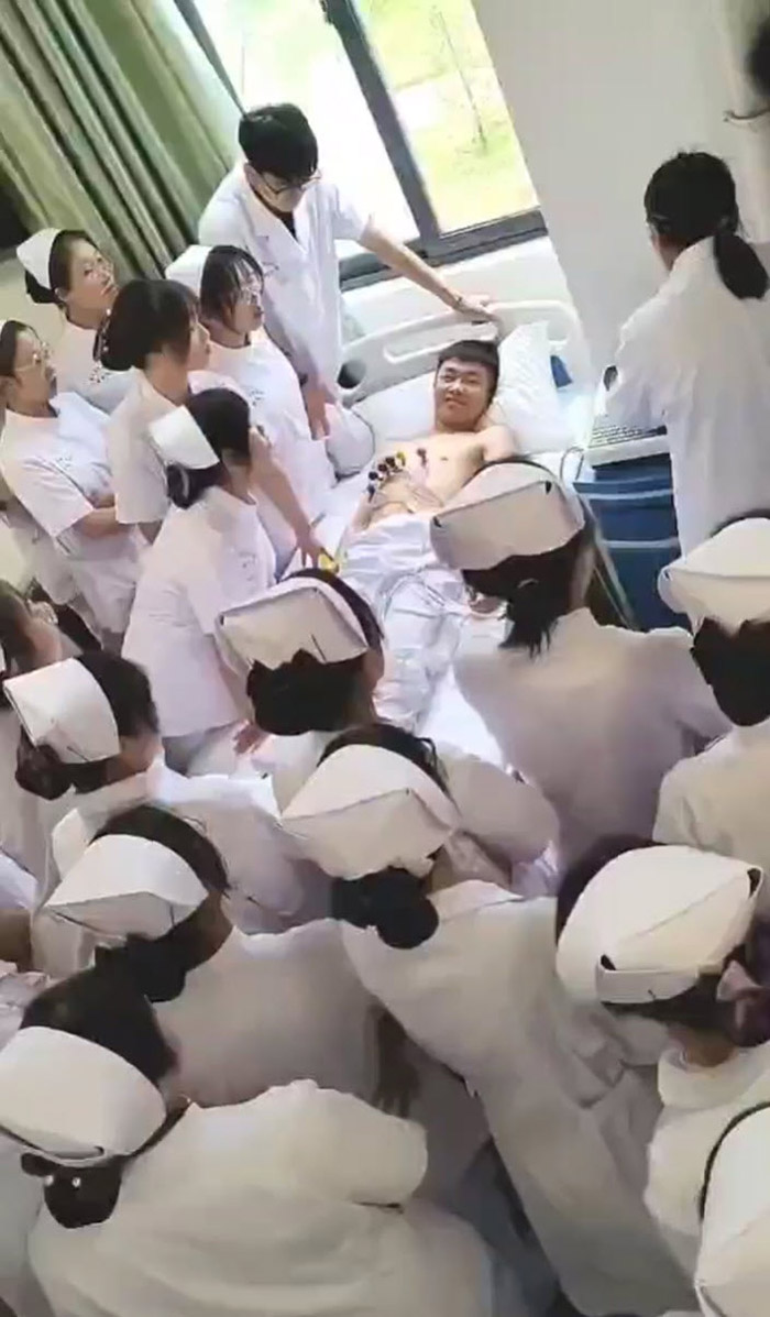 หนุ่มนอนบนเตียงผู้ป่วย 