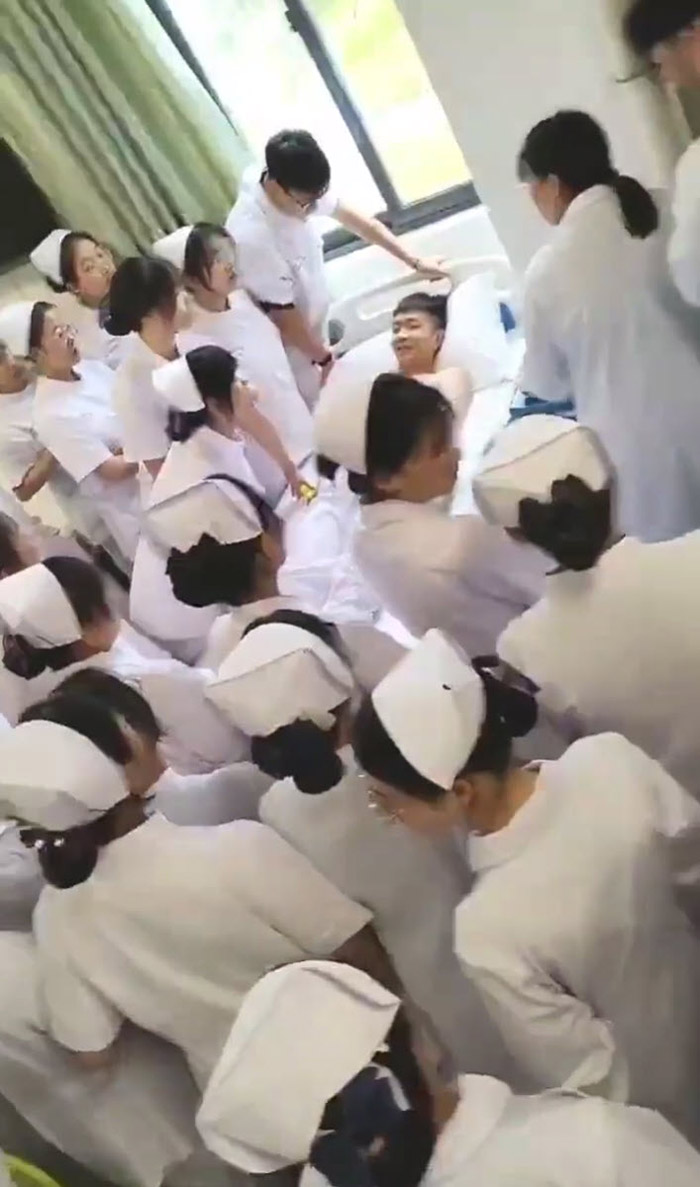 หนุ่มนอนบนเตียงผู้ป่วย 