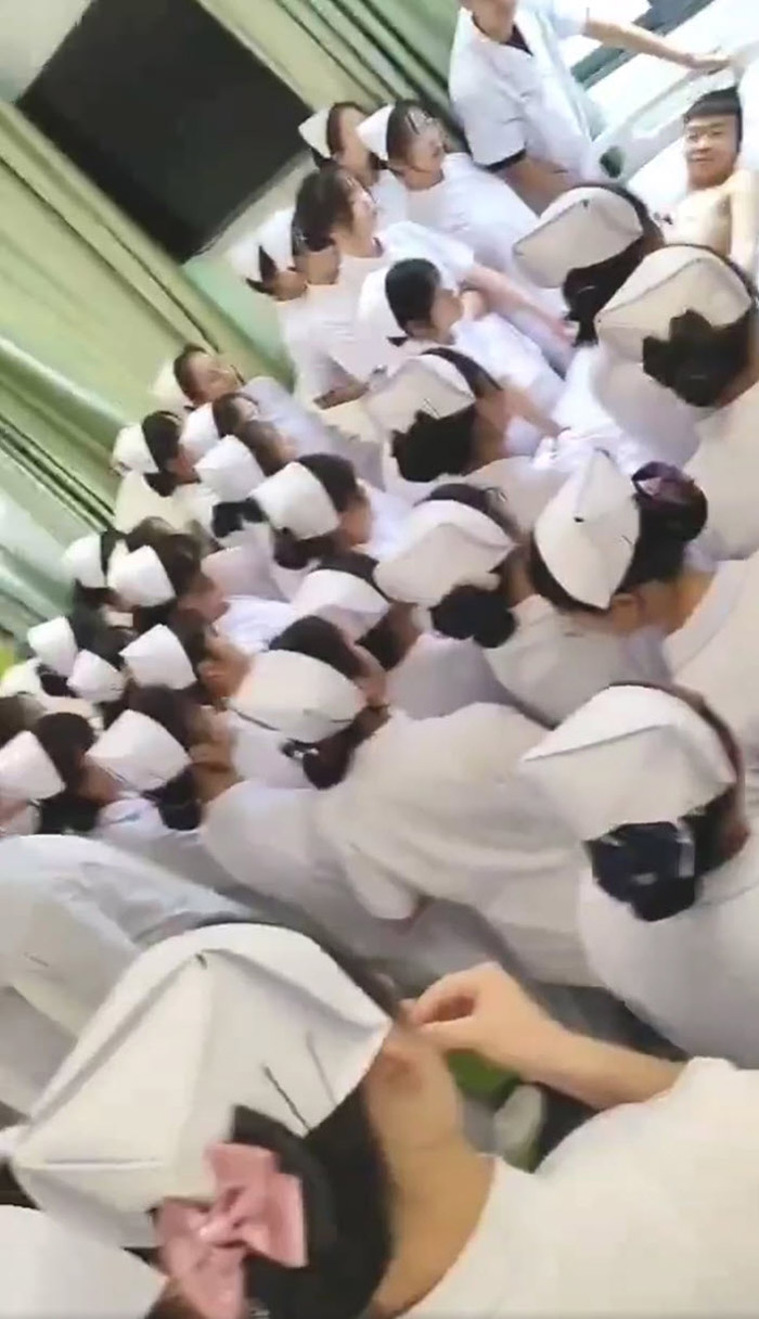 หนุ่มนอนบนเตียงผู้ป่วย 