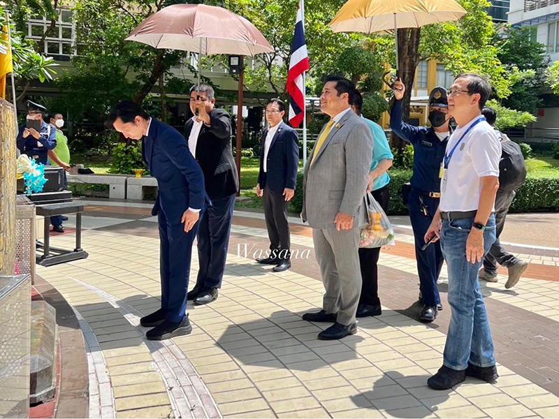 ท่านอ่อง นพ จักรีวัชร กลับไทย