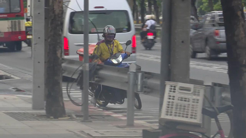 ซิ่ง จยย บนทางเท้า เจอปรับ 2000 บอกทำประจำไม่รู้จับจริง ลั่นค่าปรับแพงเกิน 