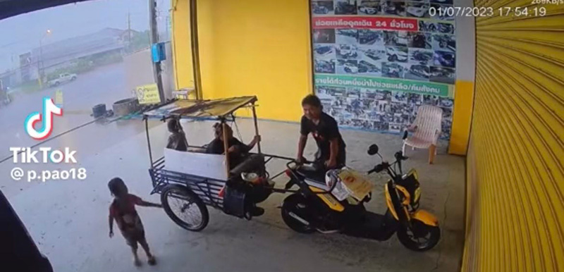 หนูน้อยมารยาทงาม ไหว้ย่อผ่านกล้องขอหลบฝน คนในบ้านออกมา