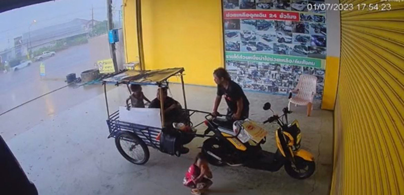 หนูน้อยมารยาทงาม ไหว้ย่อผ่านกล้องขอหลบฝน คนในบ้านออกมา