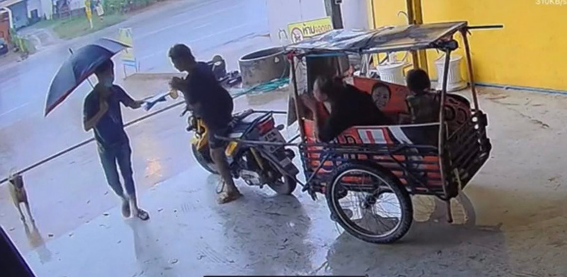 หนูน้อยมารยาทงาม ไหว้ย่อผ่านกล้องขอหลบฝน คนในบ้านออกมา