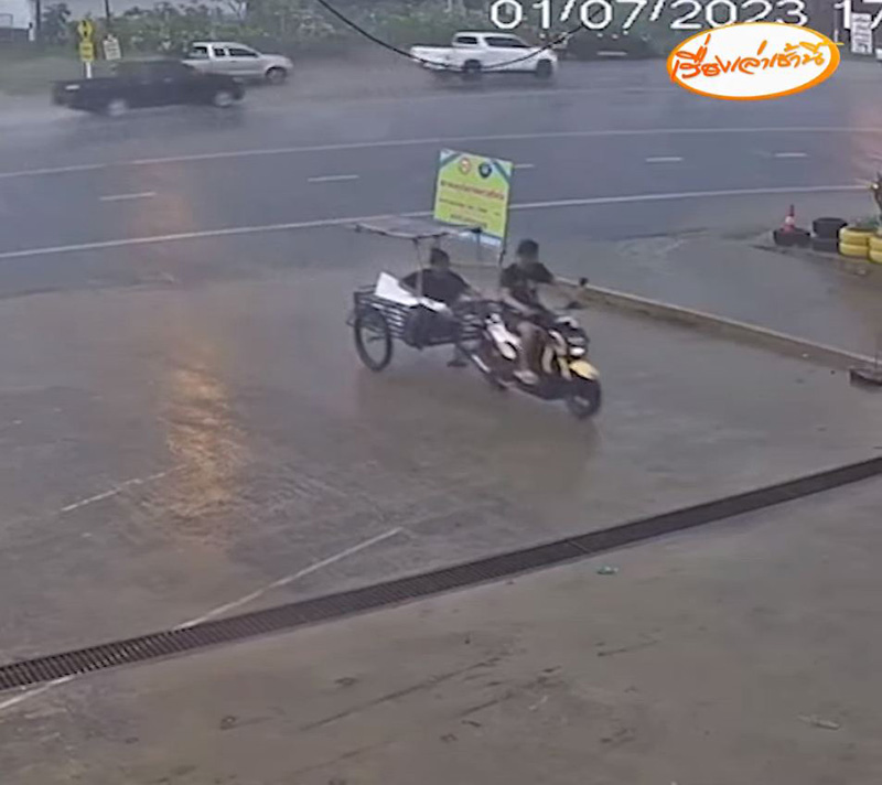 หนูน้อยมารยาทงาม ไหว้ย่อผ่านกล้องขอหลบฝน คนในบ้านออกมา