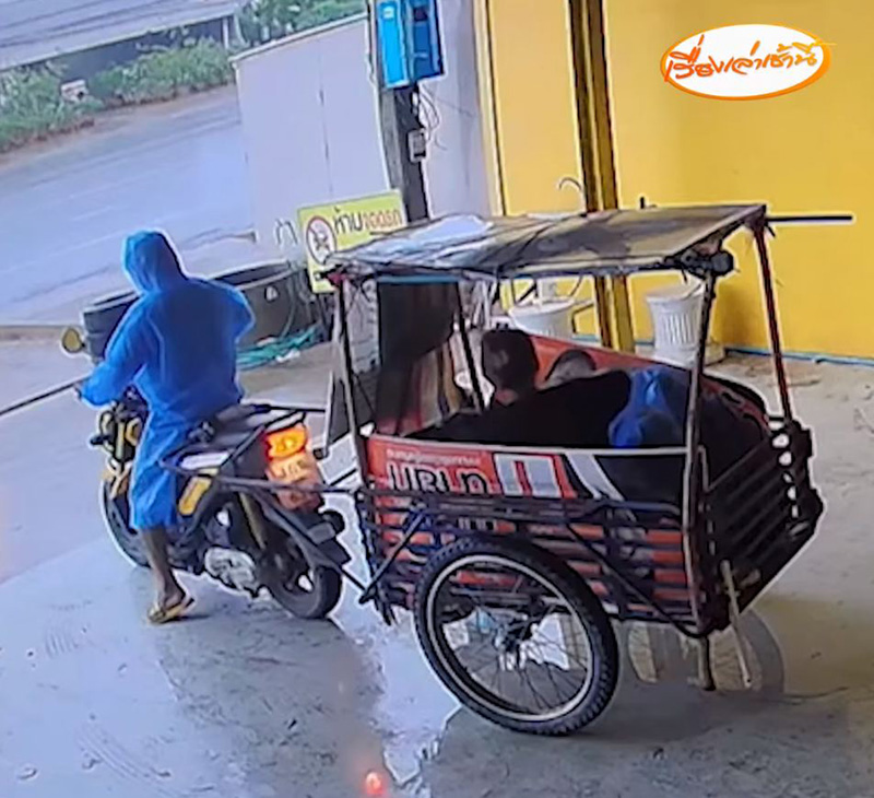 หนูน้อยมารยาทงาม ไหว้ย่อผ่านกล้องขอหลบฝน คนในบ้านออกมา