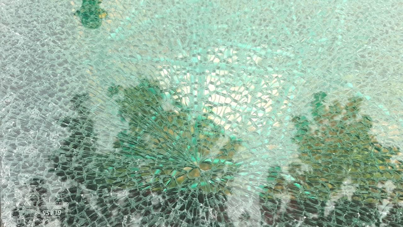 นทท เดินสกายวอล์กพระธาตุผาเงา เจอกระจกแตกร้าวต่อหน้าต่อตา 